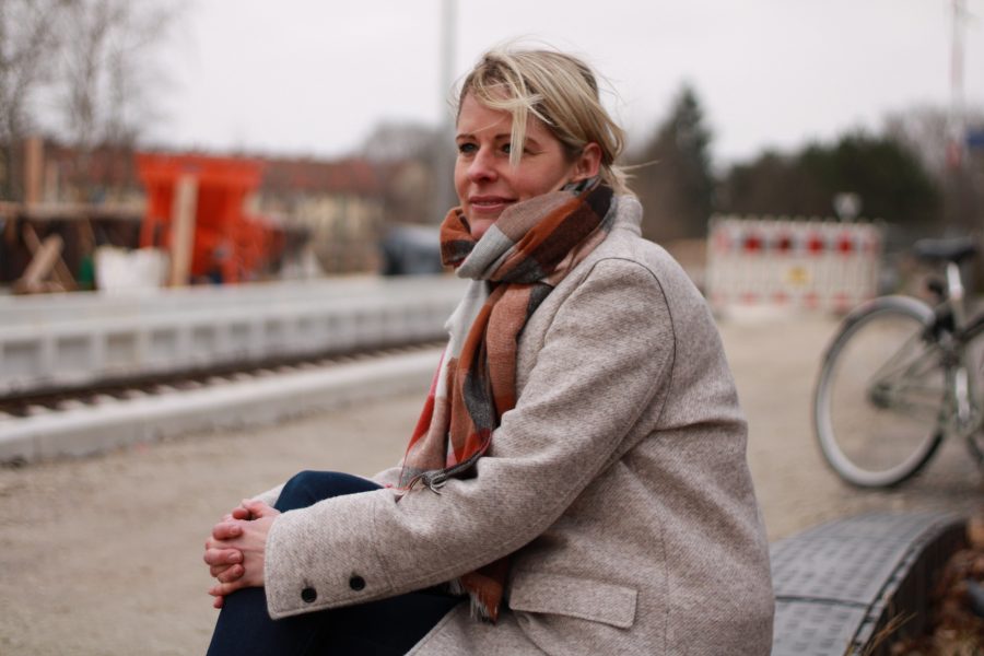 Julia Retzlaff, im Hintergrund das Dienstgebäude des BHF Gliesmarode