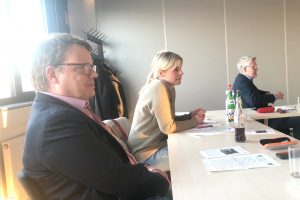 Christoph Bratmann und Julia Retzlaff im Gespräch mit Vertreter:innen von Ver.di und Arbeitnehmervertreter:innen der BSVG