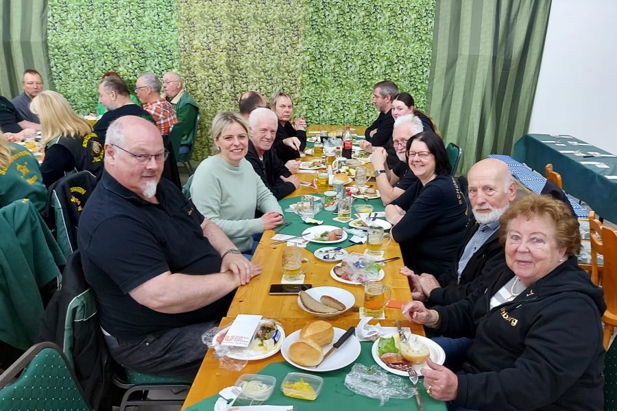 Das Foto zeigt Mitglieder des Schützenvereins Waggum am Tisch bei der Preisverleihung der SGi Hondelage