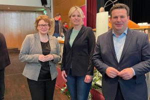 Das Bild zeigt: Niedersachsens Sozialministerin Daniela Behrens, Julia Retzlaff und Bundesminister für Arbeit und Soziales, Hubertus Heil.