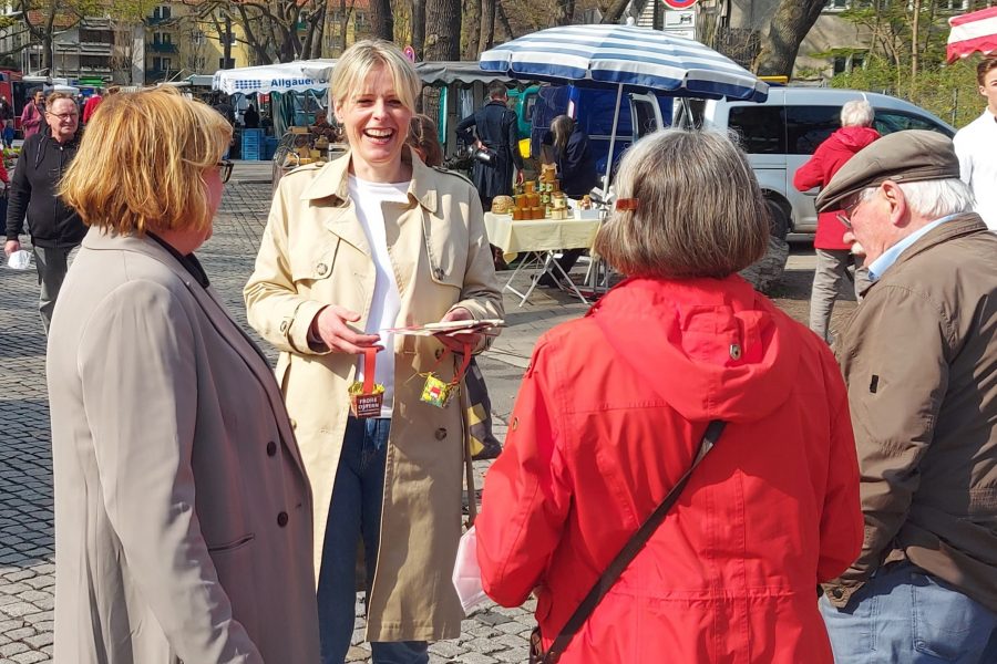 Osterinfostand der SPD im Östlichen am Stadtpark. Zu sehen sind Susanne Han und Julia Retzlaff mit Passanten im Gespräch.