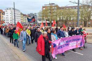 Demonstrationzug am 1. Mai vom Burgplatz über die Lange Straße mit einigen hundert Teilnehmenden.
