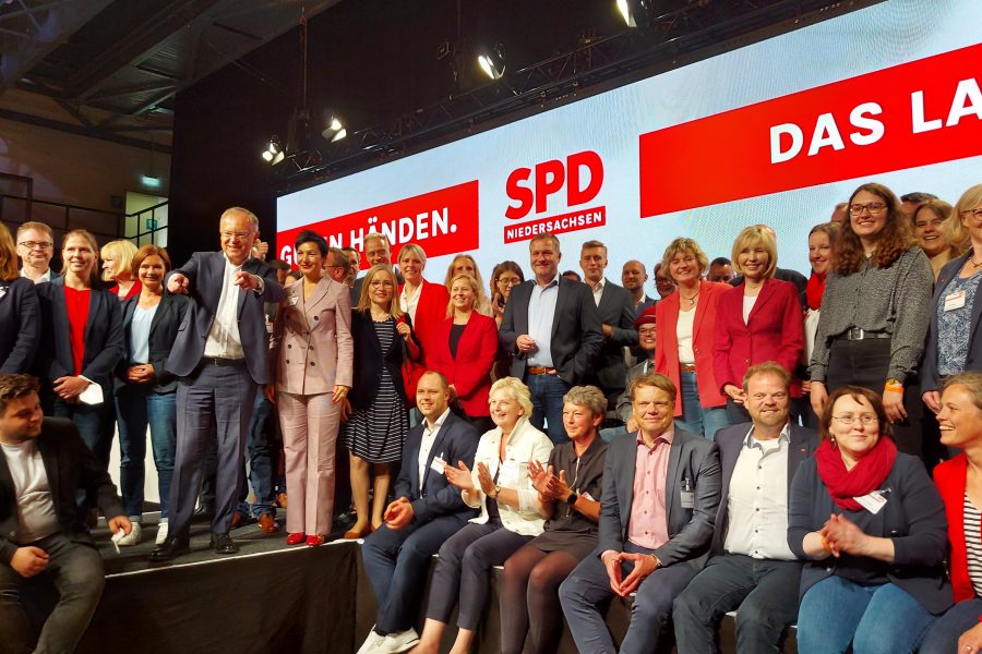 Gruppenbild mit vielen der einhundert Kandidierenden auf der Landesliste der SPD. IN der Mitte Stephan Weil.
