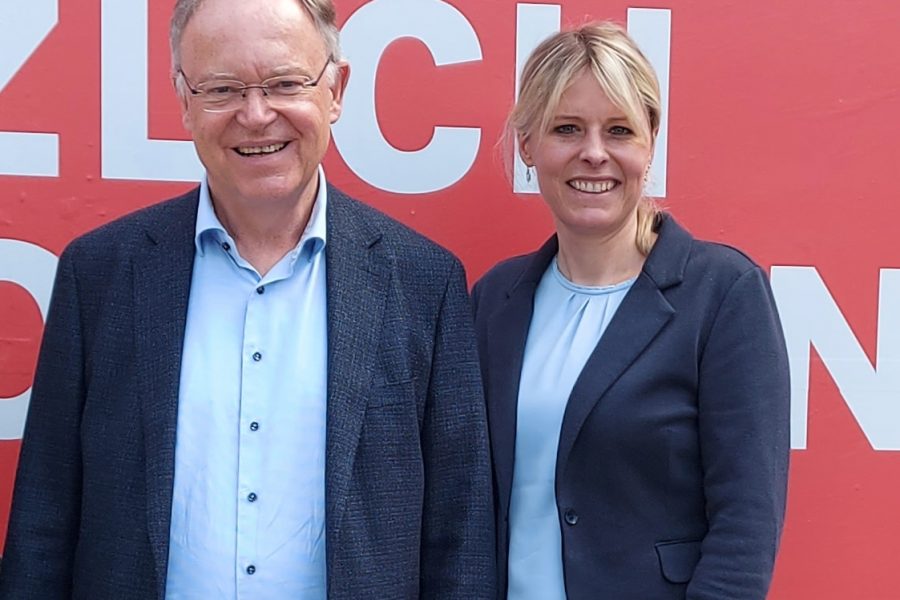 Stephan Weil, Landesvorsitzender der SPD Niedersachsen und Julia Retzlaff, Beisitzerin im SPD-Landesvorstand.