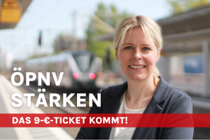 Foto Julia Retzlaff auf Gleis 6 am Hauptbahnhof BS, im Hintergrund ein Enno-Zug