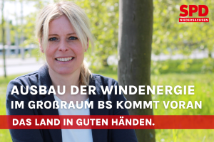 Portrait Julia Retzlaff, im Hintergrund grüne Vegetation