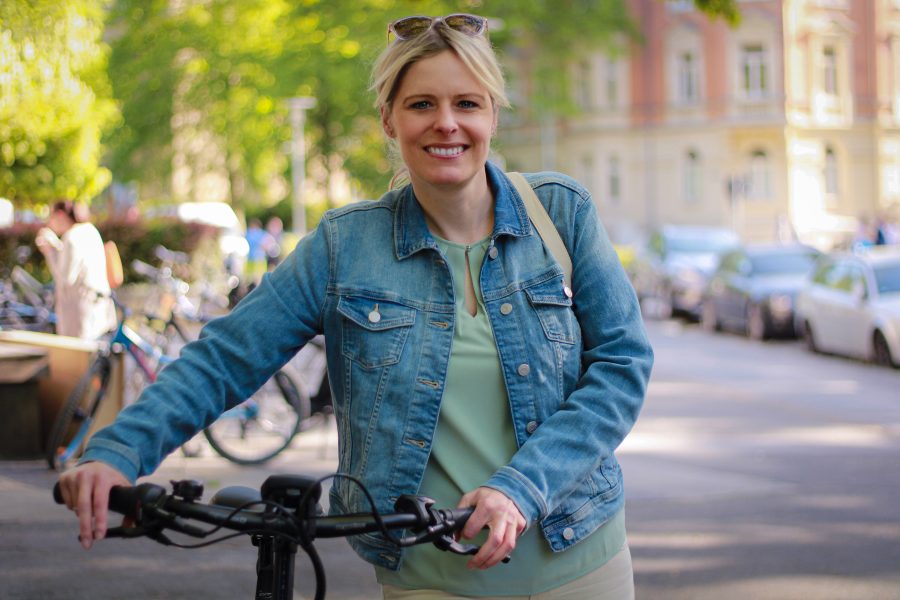 Julia Retzlaff schiebt ihr Fahrrad auf der Herzogin-Elisabeth-Straße