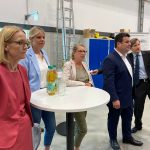 Julia,, Annette und Hubertus beobachten das Geschehen