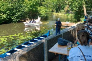 ruderboot der marine-Jugend läuft vor dem Marineheim ein.
