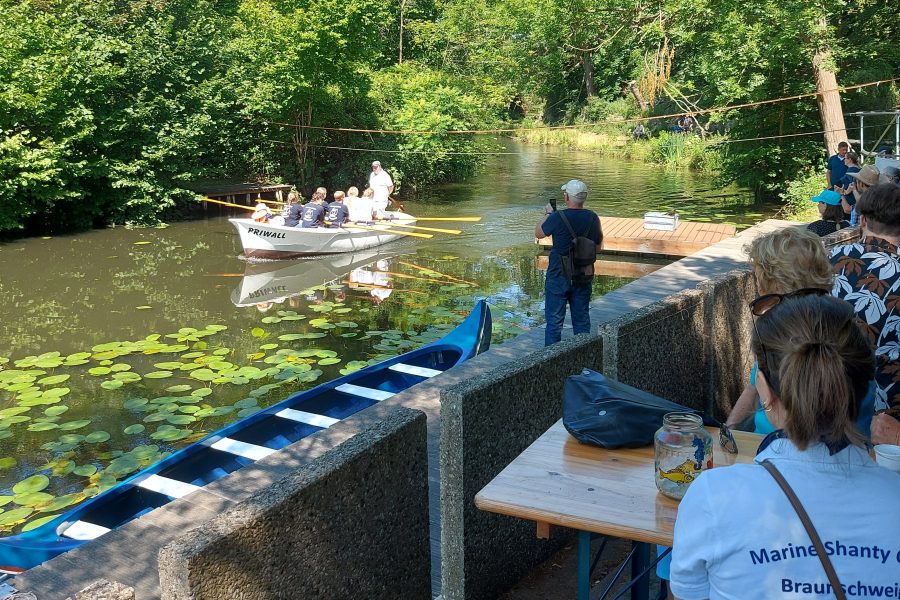 ruderboot der marine-Jugend läuft vor dem Marineheim ein.