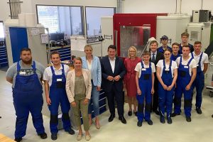Julia Retzlaff, Hubertus Heil, Annette Schütze, Prof. Dr. Präsidentin Cornelia Denz und Mitarbeitende der PTB