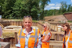 Julia Retzlaff vor Baustelle an den Gleisen nahe Klein Brunsrode