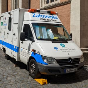 Das Zahnmobil, ein umgebauter Rettungswagen, steht vor der Katharinenkirche.