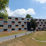 Man sieht einen Weg, der auf den Neubau des Diakonieheims hin führt.