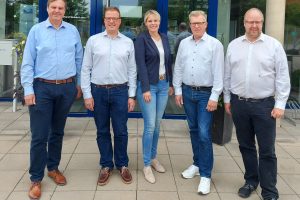 Detlef Kaatz, Jan Schröder, Julia Retzlaff, Ralf Johannes und Jörn Domeier stehend nebeneinander vor der Eingangstür des WWL in Cremlingen.