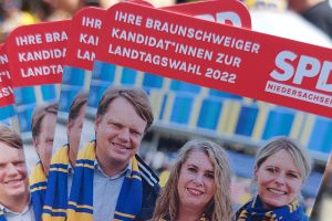 Der SPD-Eintracht-Spielplan für die Hindrunde der Saison 22/23. Auf der Vorderseite ein Foto der 3 Landtagskandidierenden Christoph Bratmann, Annette Schütze und Julia Retzlaff. Auf der Rückseite der Spielplan der Hinrunde.