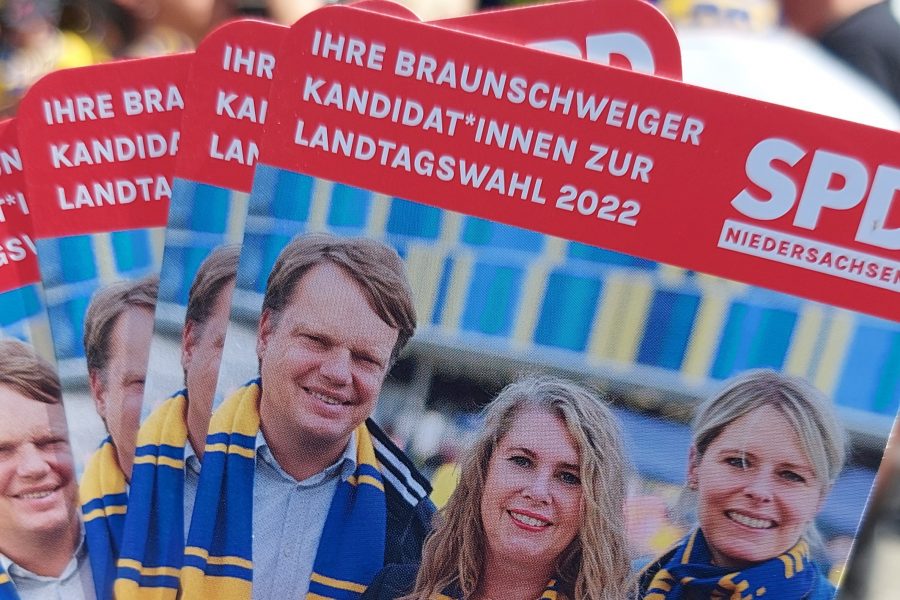 Der SPD-Eintracht-Spielplan für die Hindrunde der Saison 22/23. Auf der Vorderseite ein Foto der 3 Landtagskandidierenden Christoph Bratmann, Annette Schütze und Julia Retzlaff. Auf der Rückseite der Spielplan der Hinrunde.