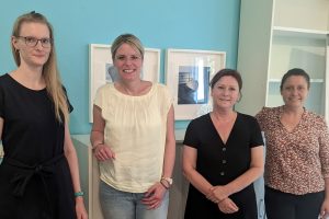 Julia Retzlaff, Astrid Sutor und Nadine Labitzke-Herrmnann im neu renovierten Besprechungszimmer des Frauenhauses.
