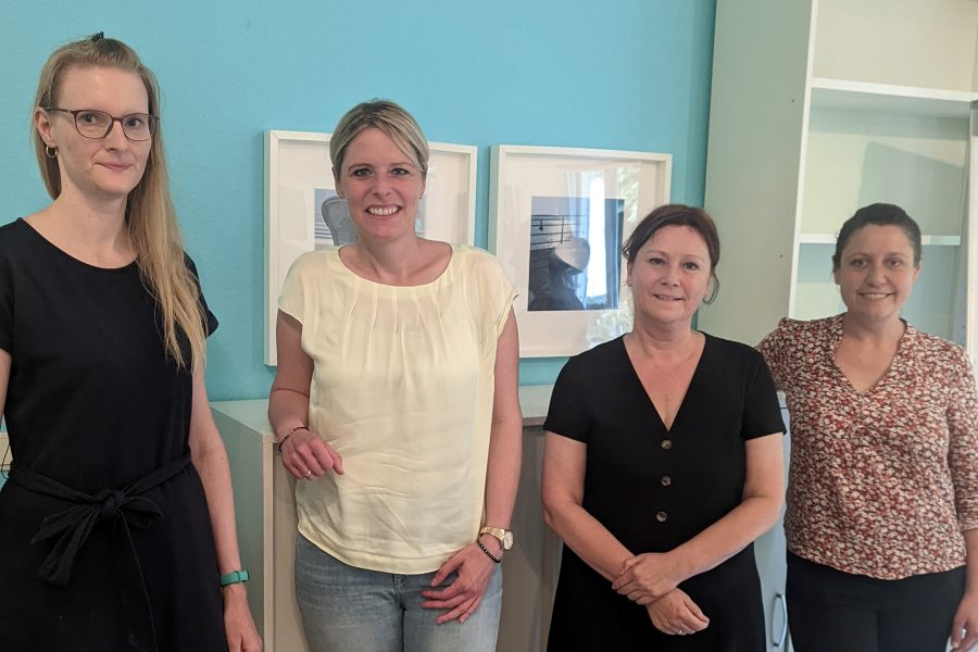 Julia Retzlaff, Astrid Sutor und Nadine Labitzke-Herrmnann im neu renovierten Besprechungszimmer des Frauenhauses.