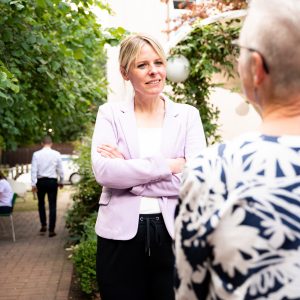 Ein Bild im Innenhof des Zentrums. Julia Retzlaff ist im Gespräch mit Heimleiterin Heirdun Löhr zu sehen.