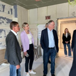 Im Neubau des Marienstifts bekommen wir die Funktionsbereiche vorgestellt.