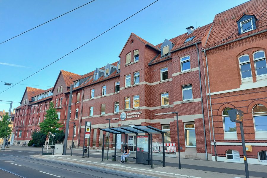 Frontansicht auf das Marienstift, Eingang Helmstedter Straße