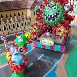 Ein Miniaturmodell eines Karneval-Wagens zum Thema Corona-Virus