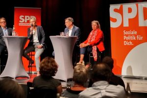 Auf dem Podium in der Brunsviag: Christoph Bratmann MdL, Julia Retzlaff mit Mirko in der Hand, Olaf Lies und Annette Schütze MdL