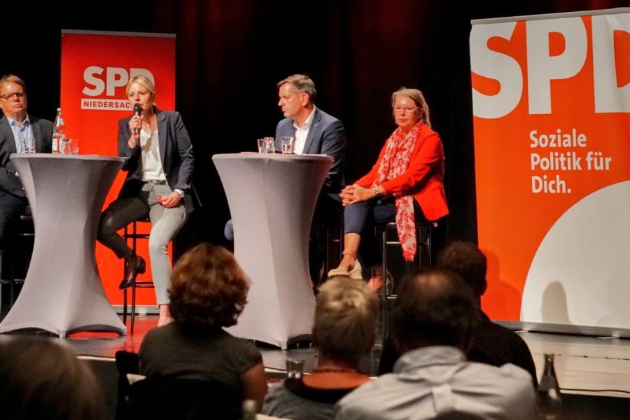 Auf dem Podium in der Brunsviag: Christoph Bratmann MdL, Julia Retzlaff mit Mirko in der Hand, Olaf Lies und Annette Schütze MdL