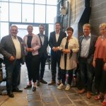Ein Gruppenbild. Aufgestellt in der ehemaligen fabrikhalle haben sich die sechs Podiumsgäste sowie Thorsten Kornblum.