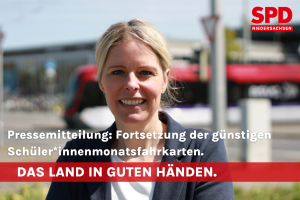 Julia Retzlaff im Vordergrund, Blick in die Kamera. Im HIntergrund der Nahverkehrsterminsla des HBF, ein Tramino fährt über den Bahnhofsvorplatz.