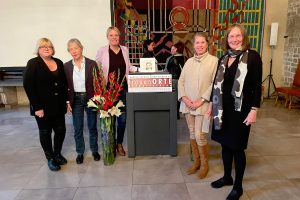 Ratsfrau Susanne Hahn, Braunschweigs ehemalige Landtagsabgeordnete Isolde Saalmann, JUlia Retzlaff, Annette Schütze MdL und Regina Blume stehen in der Dornsemit das Schild des neuen Frauenortes Martha Fuchs.