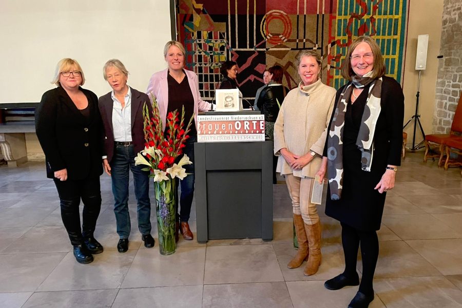 Ratsfrau Susanne Hahn, Braunschweigs ehemalige Landtagsabgeordnete Isolde Saalmann, JUlia Retzlaff, Annette Schütze MdL und Regina Blume stehen in der Dornsemit das Schild des neuen Frauenortes Martha Fuchs.