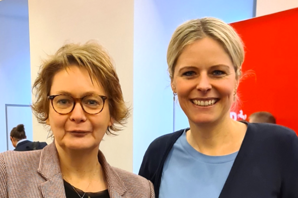 Die neue Innenministerin Daniela Behrens und Julia Retzlaff stehen nebeneinander im SPD-Fraktionssaal