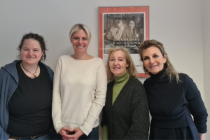Eva-Maria Blum, Julia Retzlaff, Doris Zimmermann und Dr. Almut Wollschläger in den Räumen der Pr Familia in der Kaiserstraße.