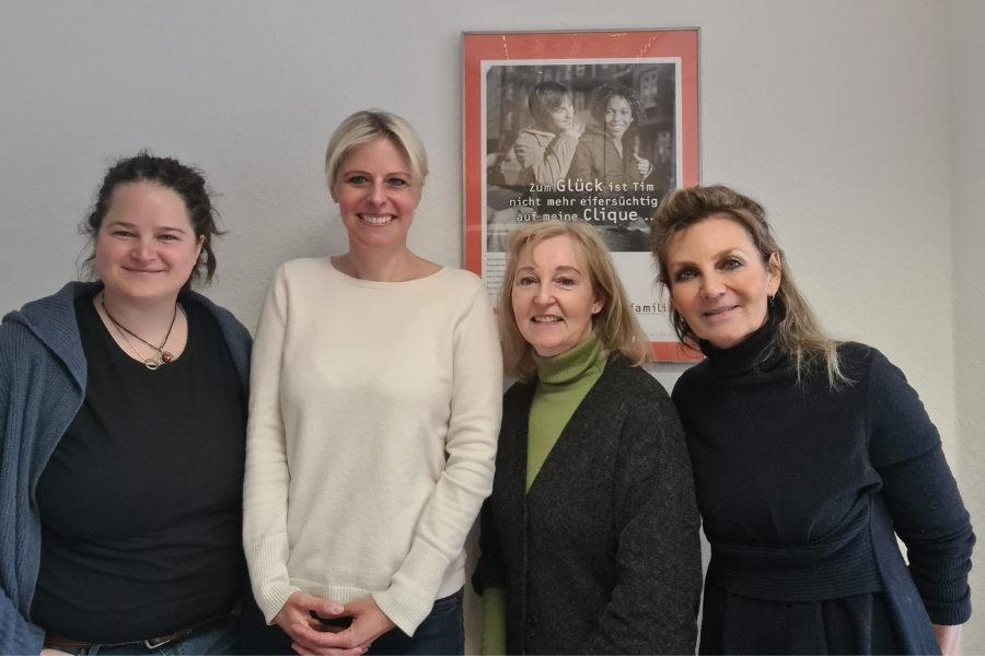 Eva-Maria Blum, Julia Retzlaff, Doris Zimmermann und Dr. Almut Wollschläger in den Räumen der Pr Familia in der Kaiserstraße.