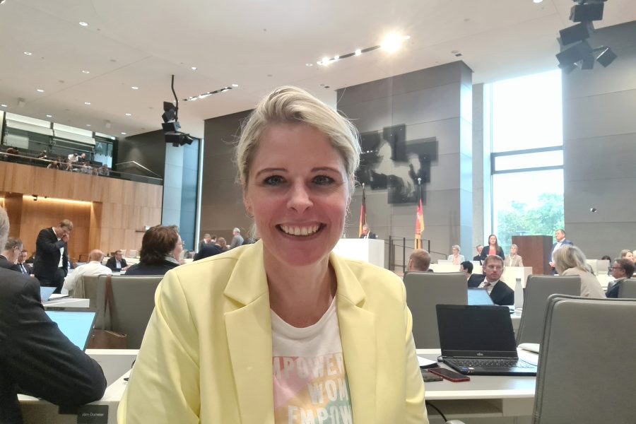 Landtagsabgeordnete Julia Retzlaff an ihrem Platz im Plenarsaal in Hannover.