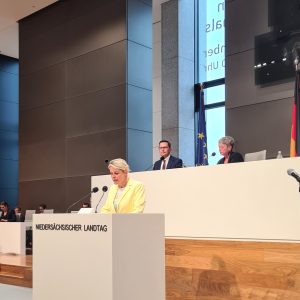 Julia Retzlaff am Rednerpult