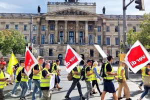 Ver.di Mitglieder des Einzelhandels streiken in der Braunschweiger Innenstadt