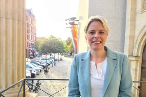 Julia Retzlaff vor dem Eingang des Landtags in Hannover