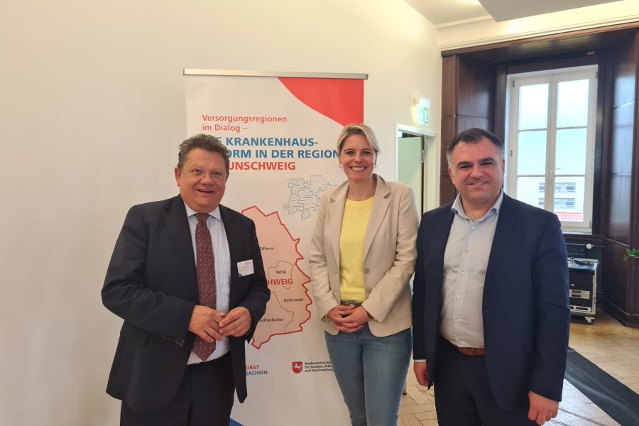 Minister Andreas Philippi, Landtagsabgeordnete Julia Retzlaff und BundestagsabgeordneterChristos Pantazis während der Dialogveranstaltung im Haus der Wissenschaft in Braunschweig.